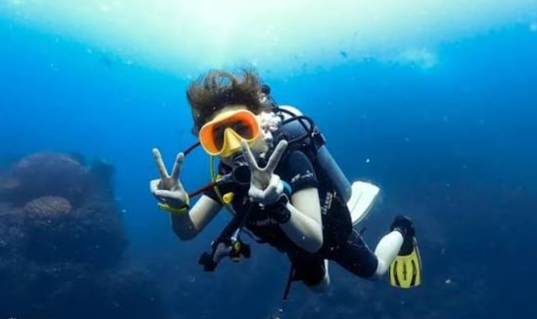 Plongeuse en pleine eau bleue
