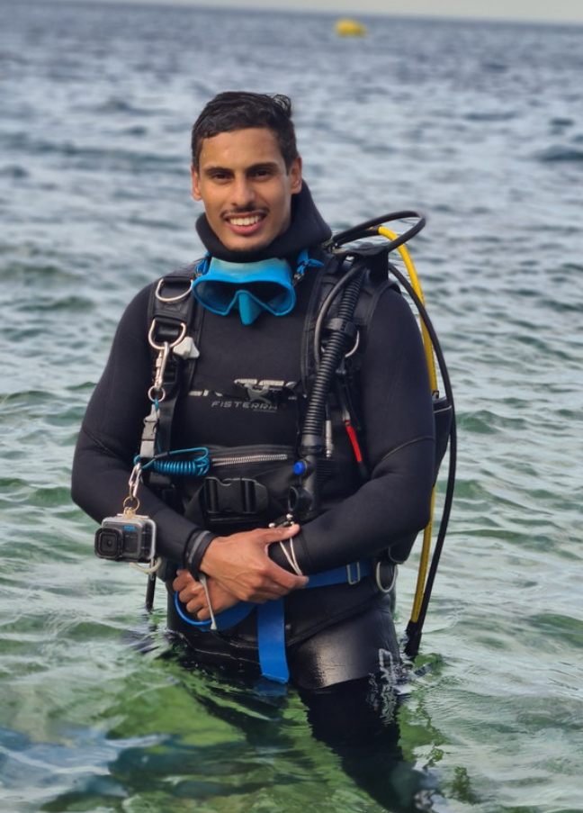 Instructeur Star Diving accompagnant un débutant lors d'un baptême de plongée